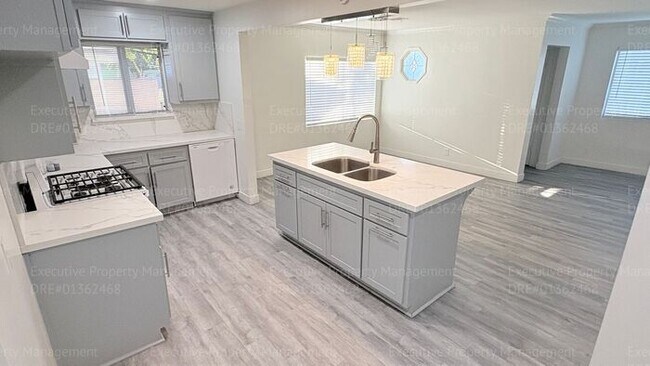 Building Photo - 3 Bedroom 2 bathroom house located near the Kern Medical Hospital, East Bakersfield High, and a s...