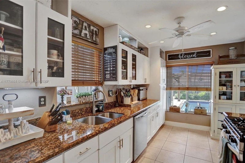 Building Photo - 848 Brickell Key Dr