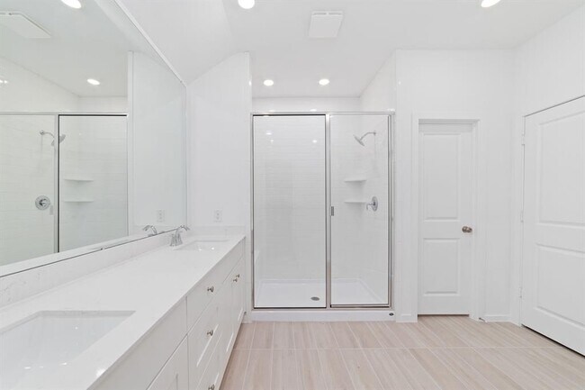 Building Photo - 27619 Village Cir Dr