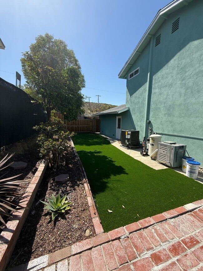 Building Photo - 4 bed, 3 bath pool home with RV access in West Simi Valley