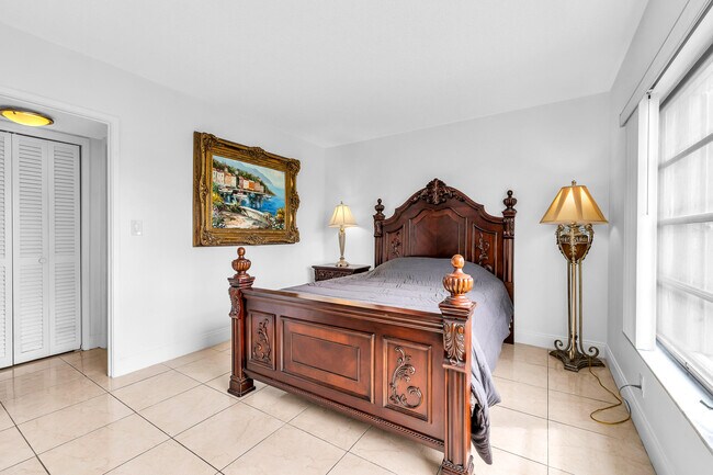 Building Photo - 2800 N Palm Aire Dr