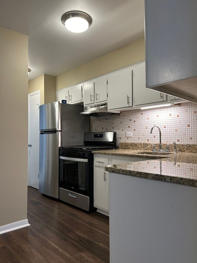 Building Photo - 6300 W 63rd St