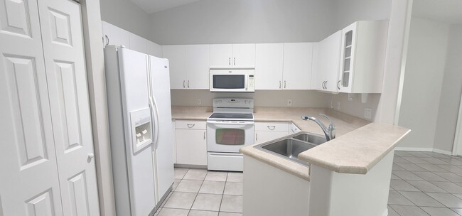 Building Photo - BEAUTIFUL 2/2 IN CATALINA OAKS- VERO BEACH