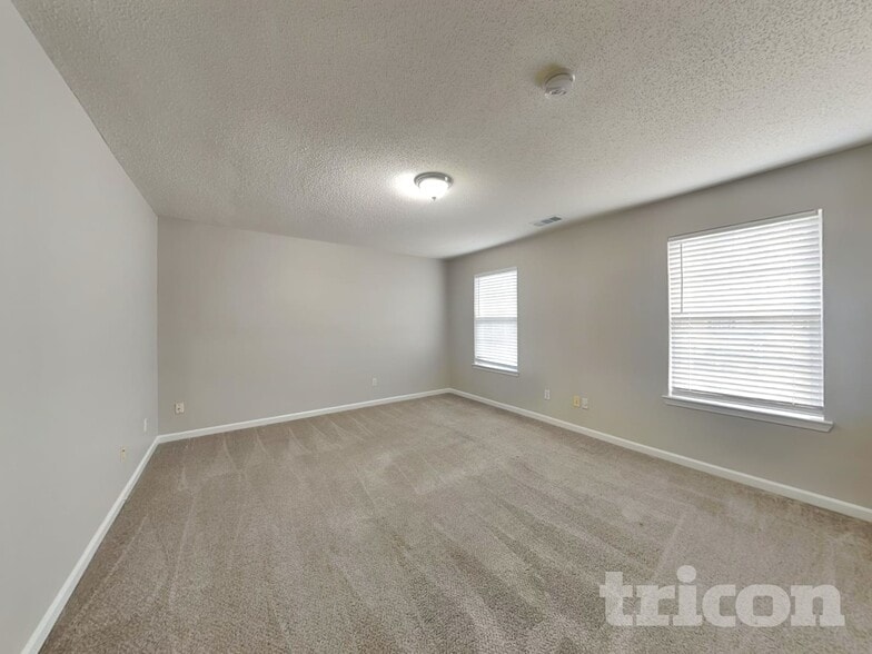 Building Photo - 2000 Farm Hill Ct