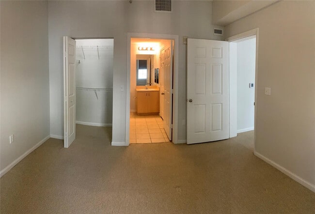 Building Photo - 533 NE 3rd Ave