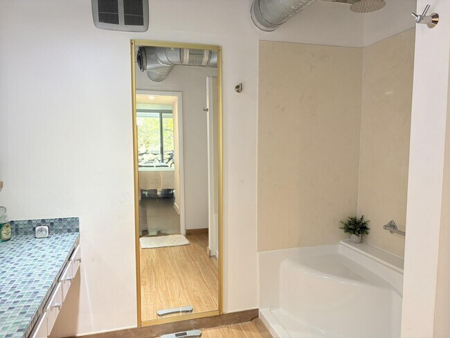 Building Photo - 3503 Oaks Way