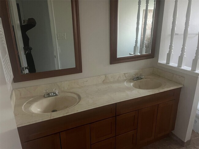 Building Photo - 7015 Maple Fox Dr