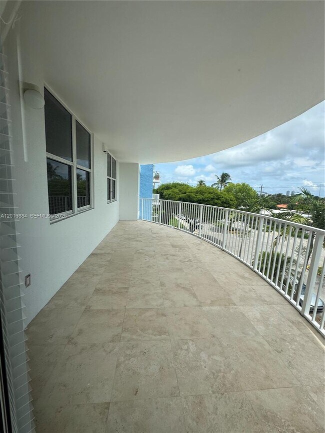 Building Photo - 1555 N Treasure Dr