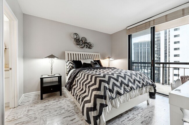 Building Photo - Renovated Condo with Skyline Views
