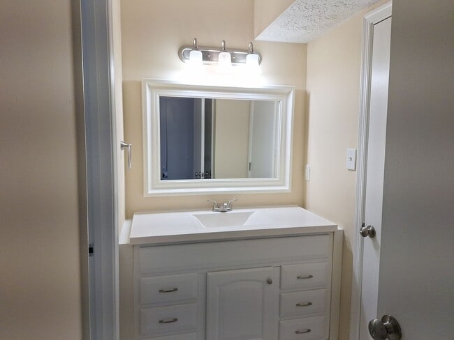 Building Photo - 38 Parkway Dr