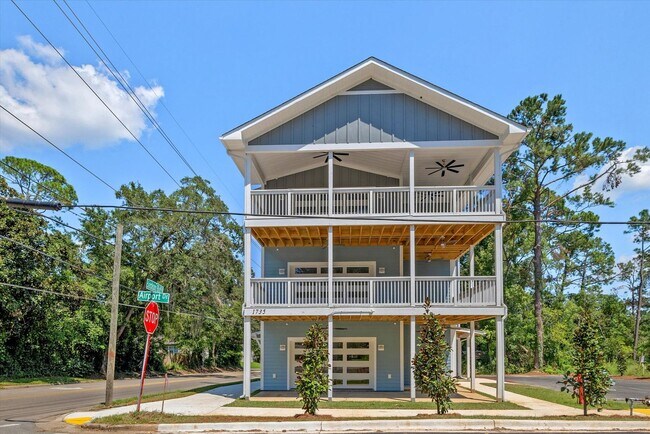 Building Photo - 5/5.5 Townhomes, Built 2024, Walk to stadi...