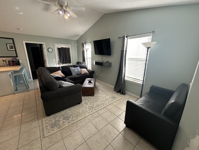 Large vaulted ceiling - 736 Jones Homestead Rd