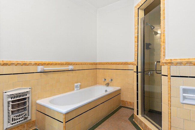 Building Photo - 407 N Orange Dr
