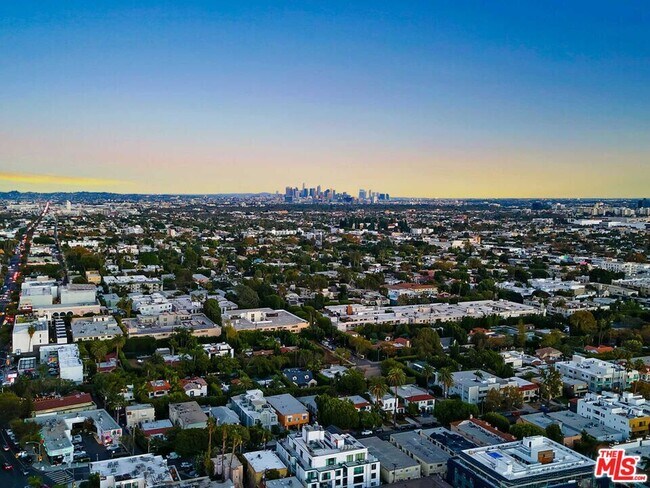 Building Photo - 1100 Alta Loma Rd