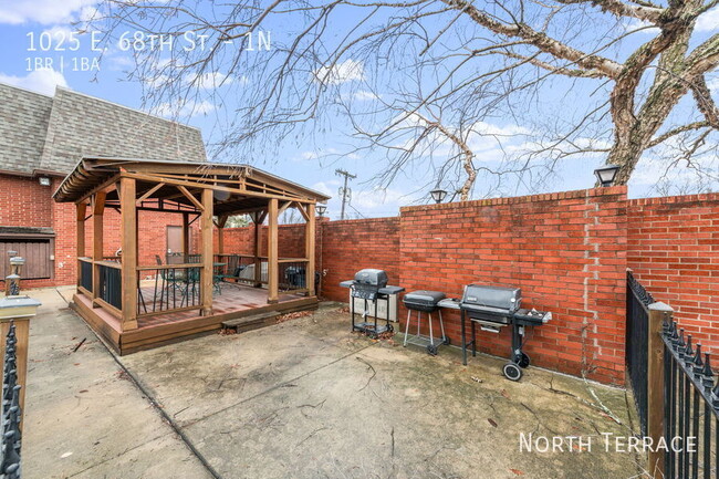 Building Photo - 1025 E 68th St