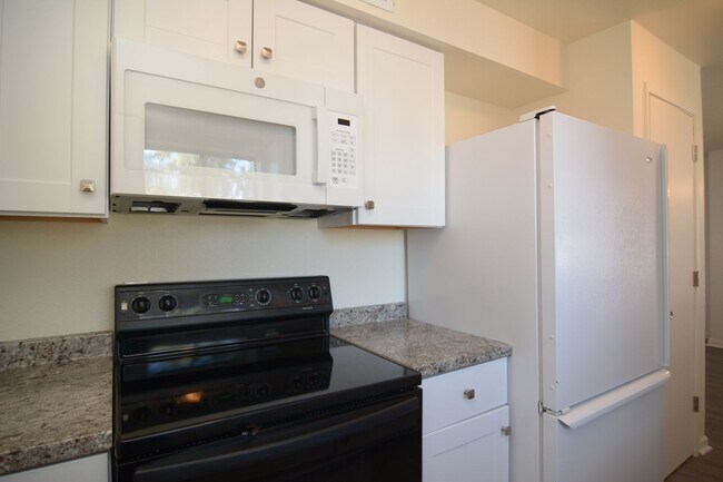 Building Photo - Remodeled 3 Bedroom 1 Bath Five-plex! Clos...