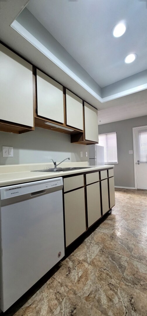 Building Photo - Cozy 2 bed 1.5 Bath Condo With Car Port