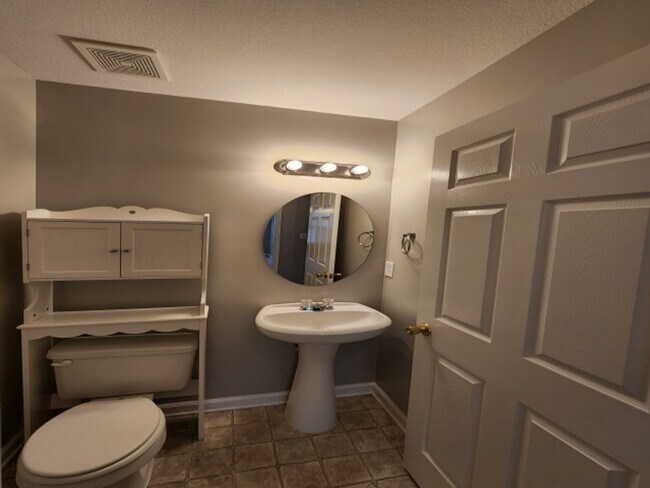 Building Photo - $1850 3 Beds 2.5 Bath + Bonus Room & Storm...