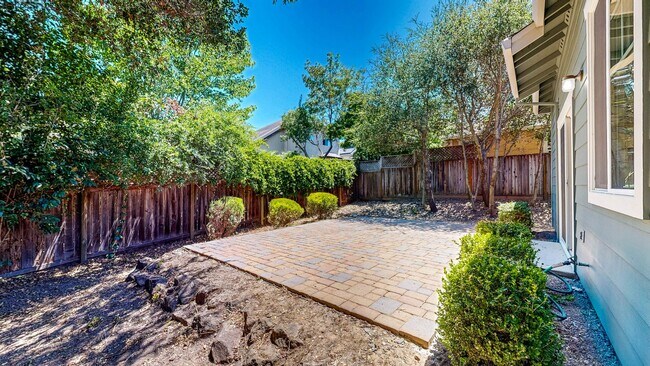 Building Photo - Rincon Valley FIVE Bedroom Three Bathroom Single Family Home!