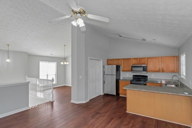 Building Photo - Spacious Home in Prime Location