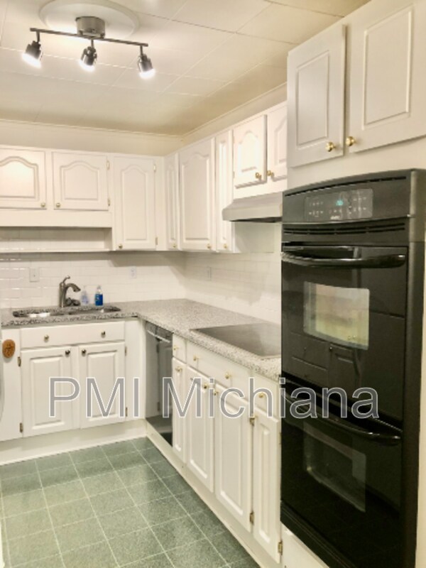 Building Photo - 52554 Kenilworth Rd