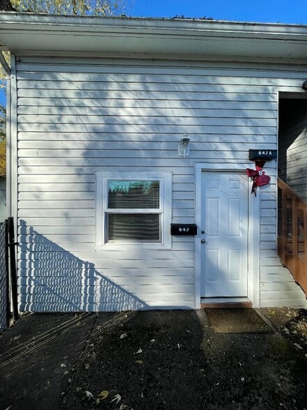 Studio Unit - 647 N Morton St