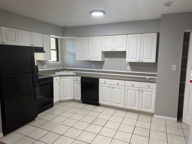 Building Photo - 1 Bedroom, 1 bathroom first floor apartmen...