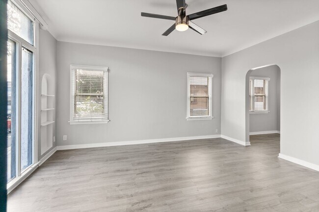Primary Photo - 1115 E Broadway