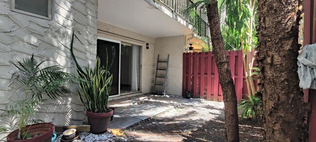 Primary Photo - 6900 N Kendall Dr
