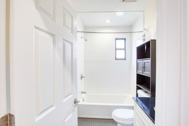 Building Photo - Updated 3 bedroom 1st floor apartment in Waterbury