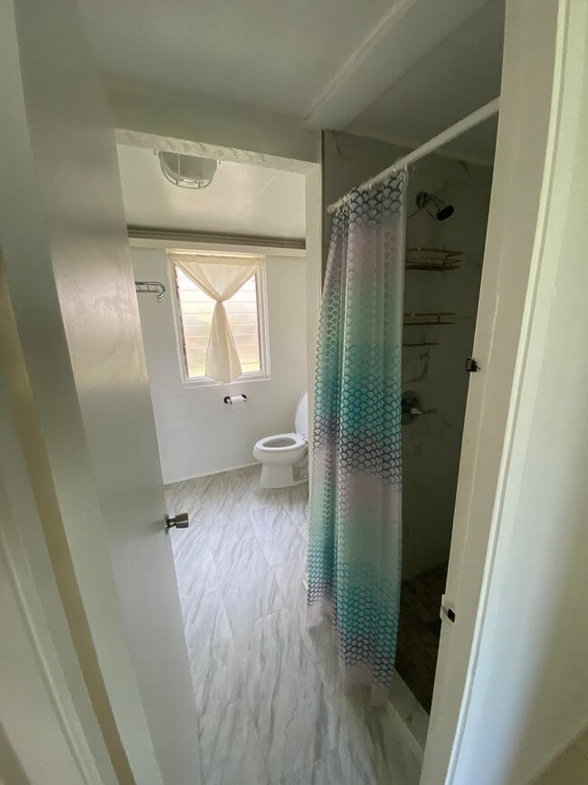 Building Photo - Spacious 4 bedroom 2 bath house.