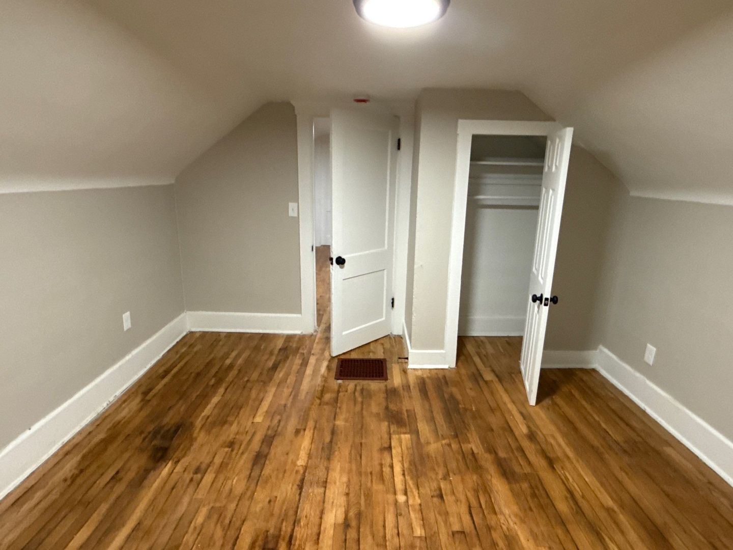 Building Photo - This beautifully updated 3-bedroom, 1-bath single-family home is ready for move-in!