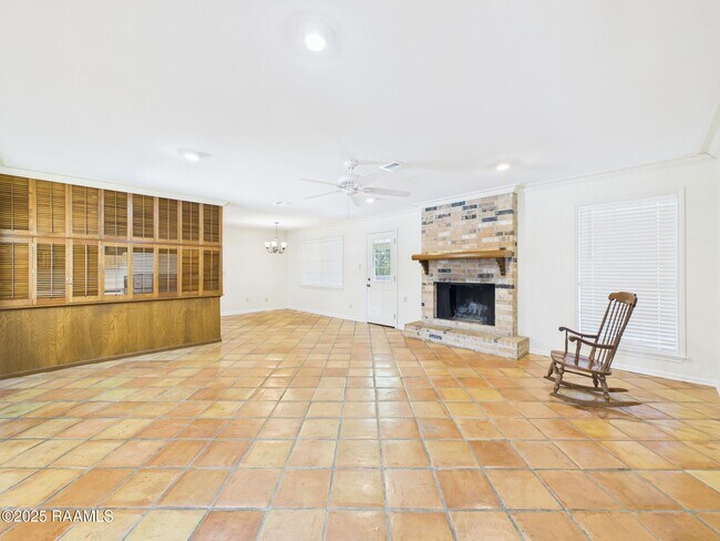 Building Photo - 302 Lark Dr