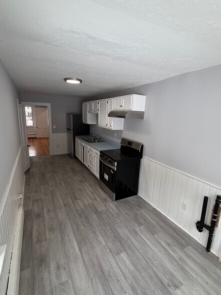 Building Photo - 122 River Rd