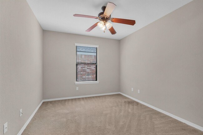 Building Photo - 119 Golfview Ct