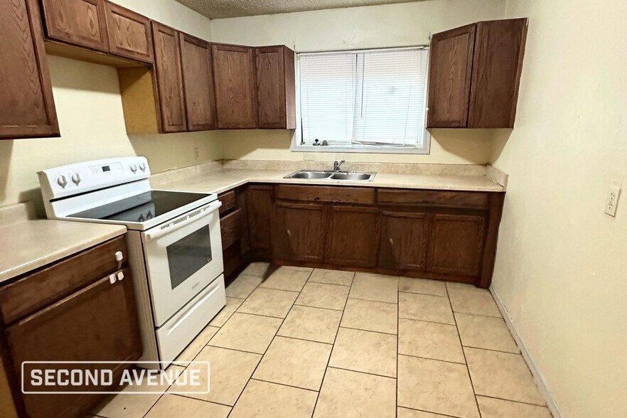 Building Photo - 1217 NE 45th St