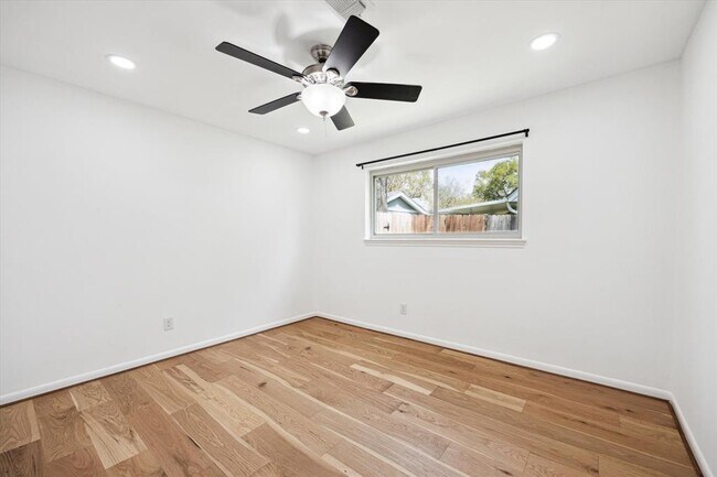 Building Photo - 5602 Hialeah Dr