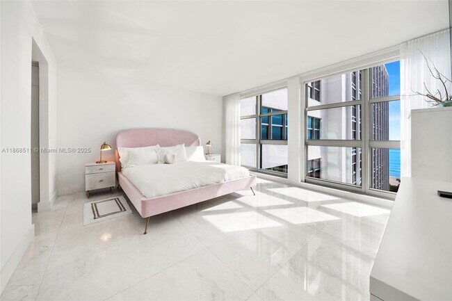 Building Photo - 5055 Collins Ave
