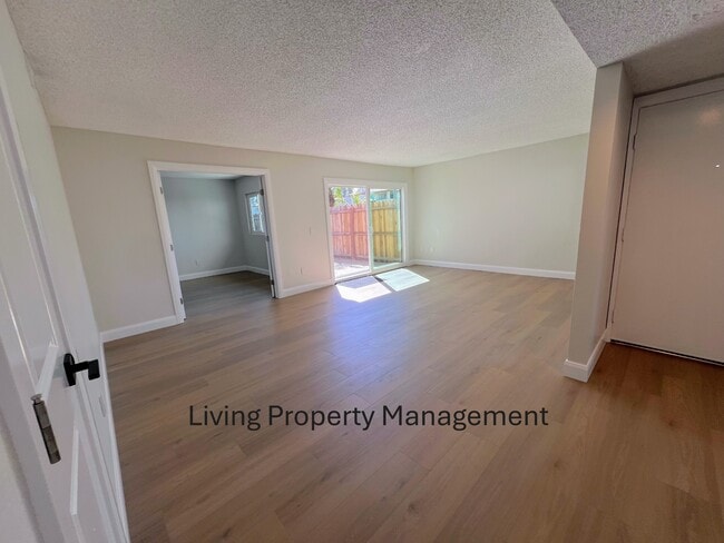 Building Photo - 18912 Valley Cir