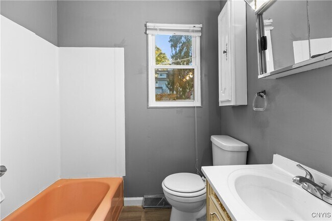 Building Photo - 60 Leslie Ave