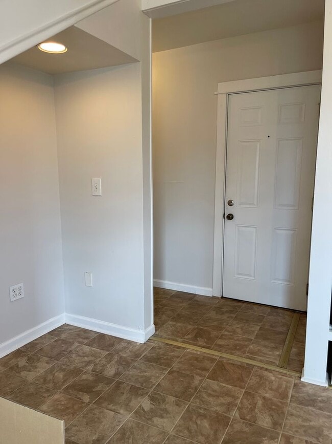 Building Photo - 3 Bedroom 1 Bath Second Floor Apartment