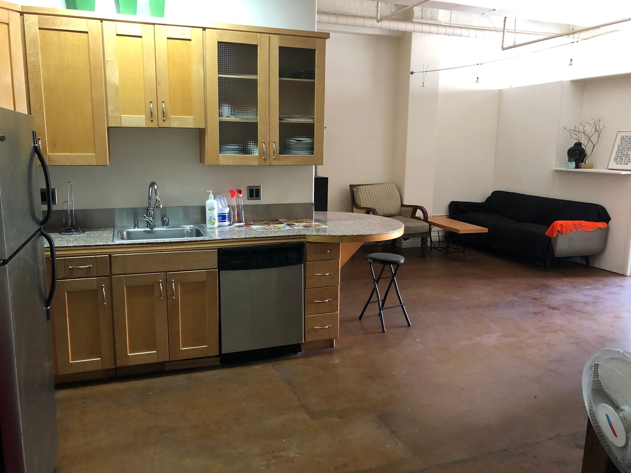 Building Photo - 312 W 5th St