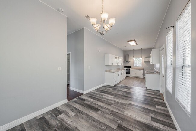 Building Photo - 401 S Anglin St