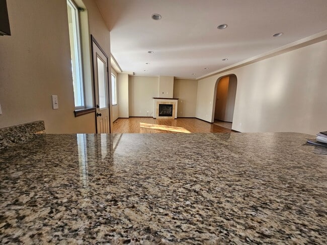 Building Photo - Spacious Home!