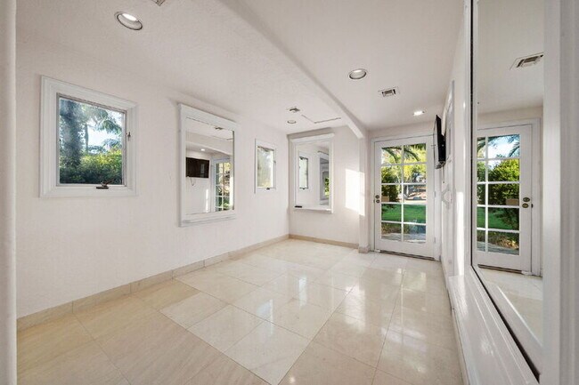 Building Photo - 18714 Bernardo Trails Dr