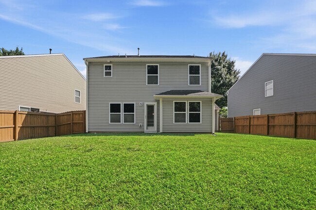 Building Photo - Spacious 4BR Home with New Carpet & Fenced Backyard