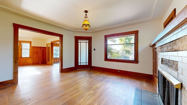 Building Photo - Bright Country Three Bedroom One Bathroom ...