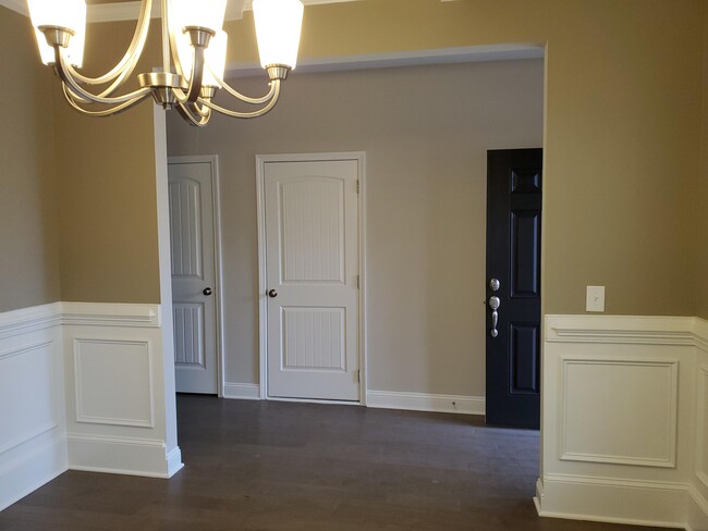 Building Photo - 560 Hampstead Pl