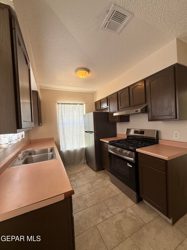 Building Photo - 955 Versailles Dr