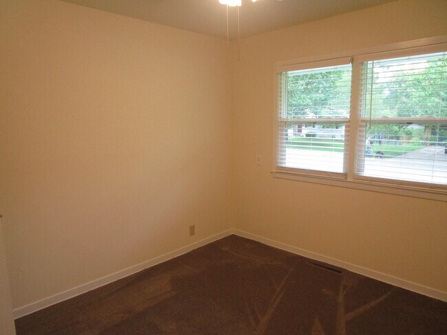 Building Photo - 305 Manor Dr